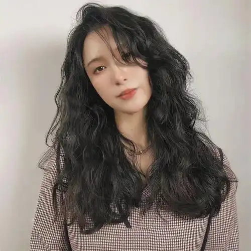 今年最火的三种烫发巴西卷法式卷和羊毛也是容易翻车的发型