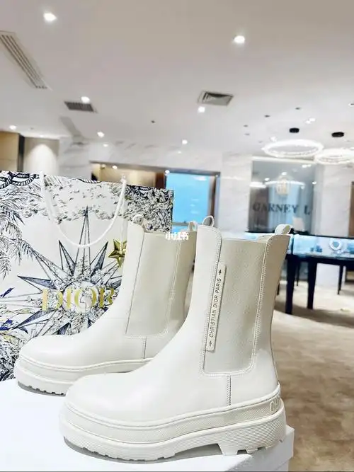 dior小白靴丨超级显龄的奶油白短靴