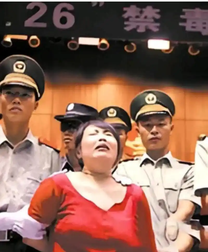 2003年6月,广州宣判大会,被判死刑的王雄英是11名死刑犯中,唯一的女性