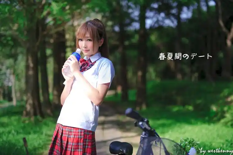 校服和教室对于每个学生来说都不陌生,干净的白衬衫,迷人的短裙,修长