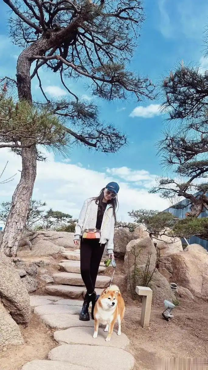 刘亦菲晒出自己的一组户外游玩照片,穿米灰色休闲外套,头戴棒球帽,下