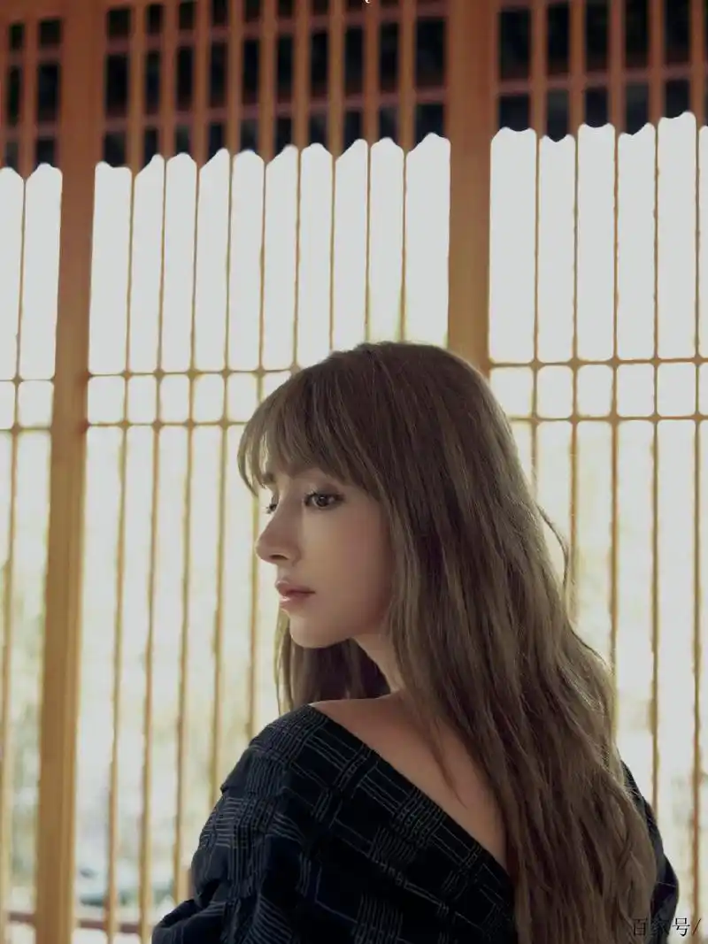 麦迪娜的时尚穿搭:黑色迷人