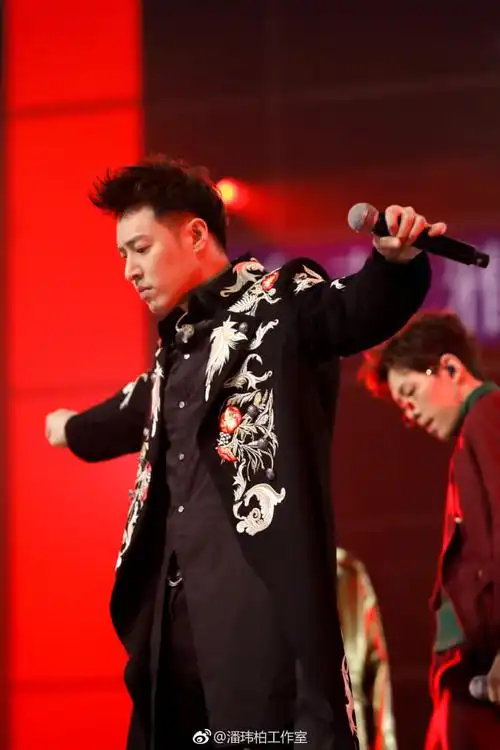 38岁潘玮柏遭表白中分旧照青涩十足网友原来你是这样的潘帅