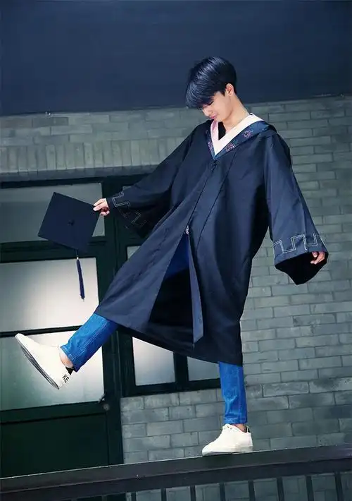 张宥浩学士服毕业照