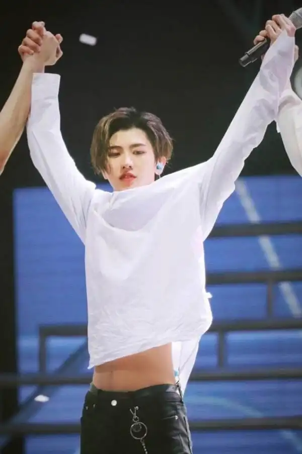 蔡徐坤的小蛮腰,每一张都很有魅力,你最喜欢哪一张呢?