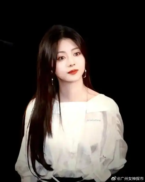 谭松韵参与了《你比星光美丽》的线下直播,在这场直播中,人们看到了