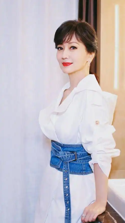 演员赵雅芝,清幽淡雅的气质女人,来看她优雅的美照