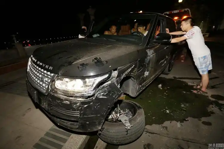 未上牌崭新路虎被马自达撞