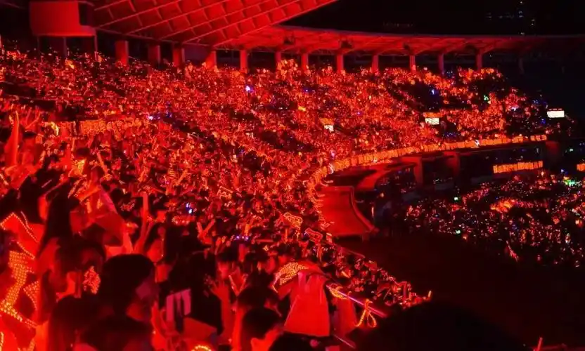 但是大部分图片显示易烊千玺的红海占了半边天.