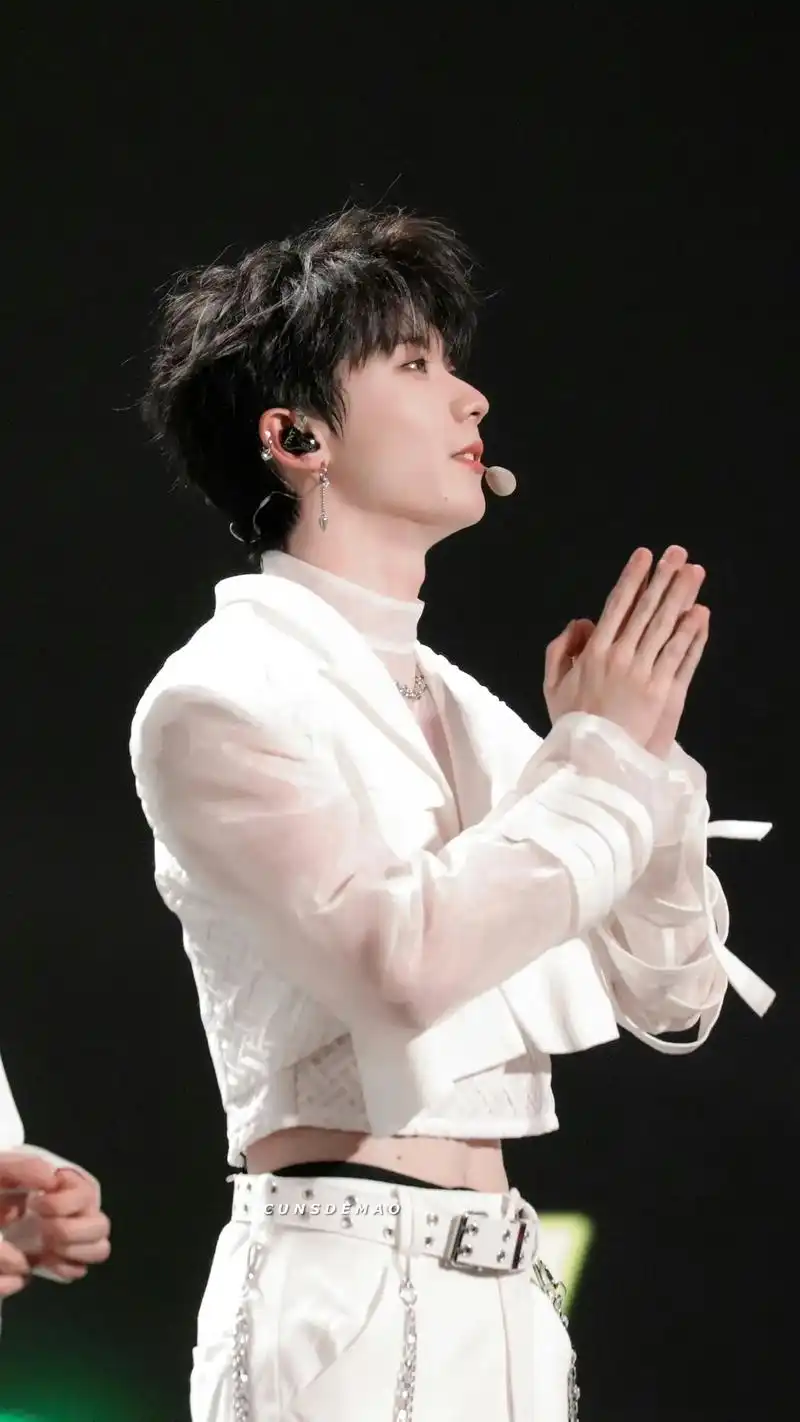 舞台 #马嘉祺 #时代少年团演唱会根本忍不住不看腰上那颗 - 抖音