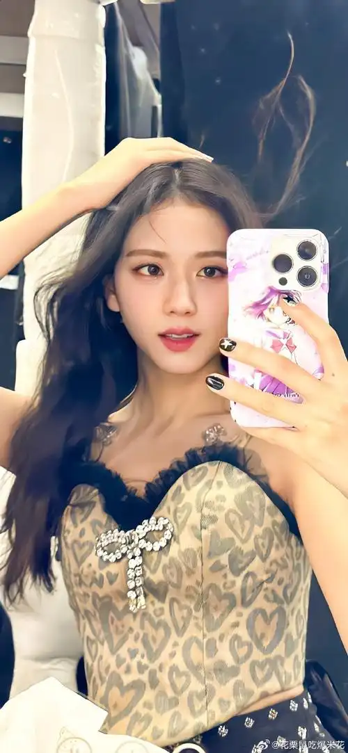 kimjisoo超话#金智秀#"你是黑夜耀眼的光,白昼绚烂的玫瑰"  3632