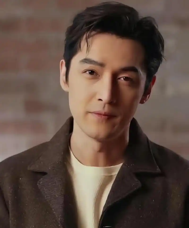 胡歌这几天忽然发了一篇奇奇怪怪的微博:我尽量,我尽量,我尽量保持