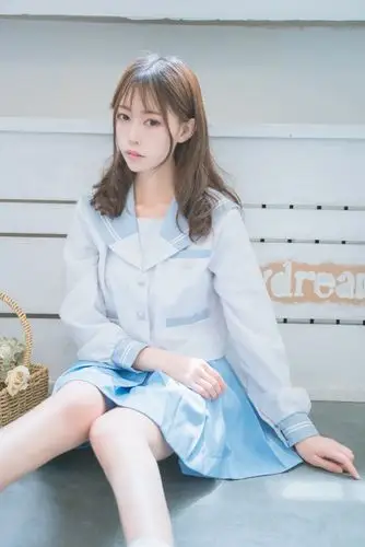 干净的校服女生,随手校园拍摄就很美