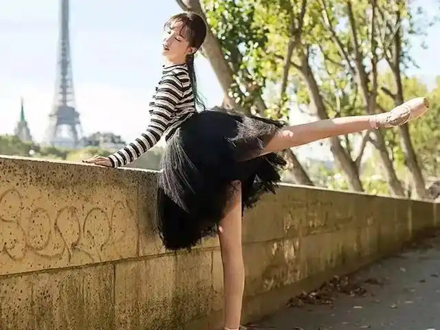 在我的印象中,女明星秀一字马一般都能收获不错的网友评价,不过,凡事