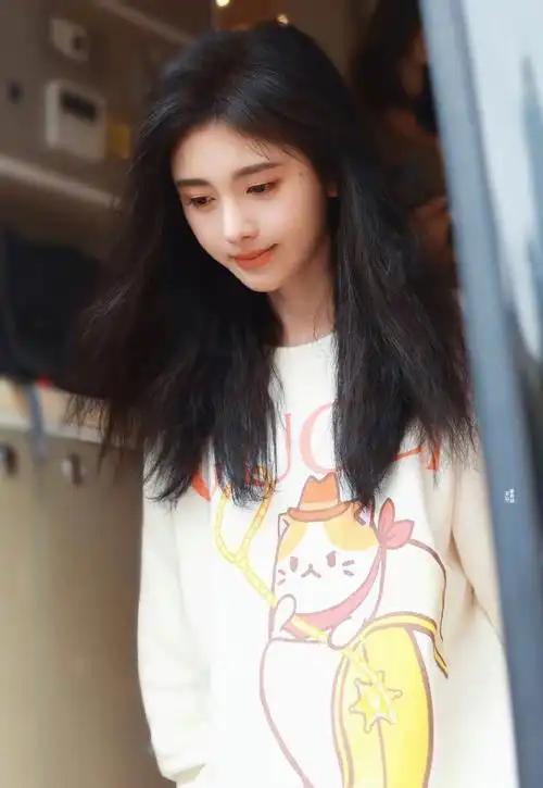 鞠婧祎的发量好多#鞠婧祎最新私服饭拍9615脸小头发又多@鞠婧祎