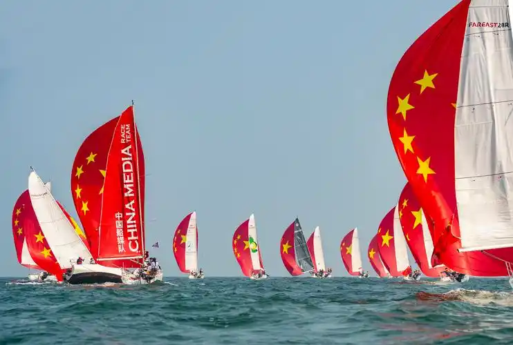 10月2日上午,秦皇岛帆船游艇港,随着一声汽笛声,20面五星红球帆依次