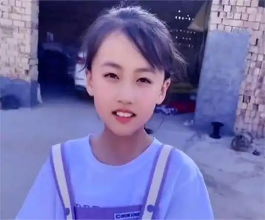 不久之后,各路媒体和网络公司纷纷行动起来,曝光了铁嘉欣父母的联系