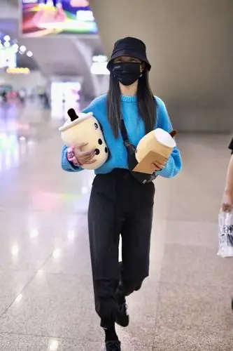 沈梦辰穿蓝色毛衣配高腰工装裤现身机场,身材高挑超迷人