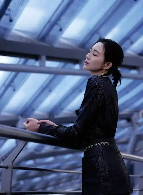 张钧甯新中式刺绣穿搭清丽优雅 彰显满满国风气质_时尚_照片_文化