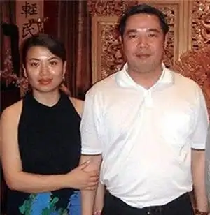 张也老公关锦鹏照片网上传闻张也的第一任老公是着名的香港导演关锦鹏