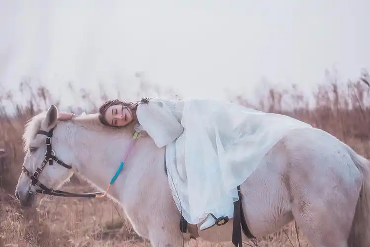 身骑白马,化身公主,——白马女