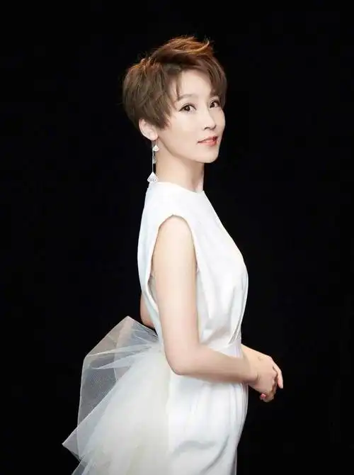 吴京老婆谢楠这次好惊艳真空穿红色西装套装亮相短发好飒