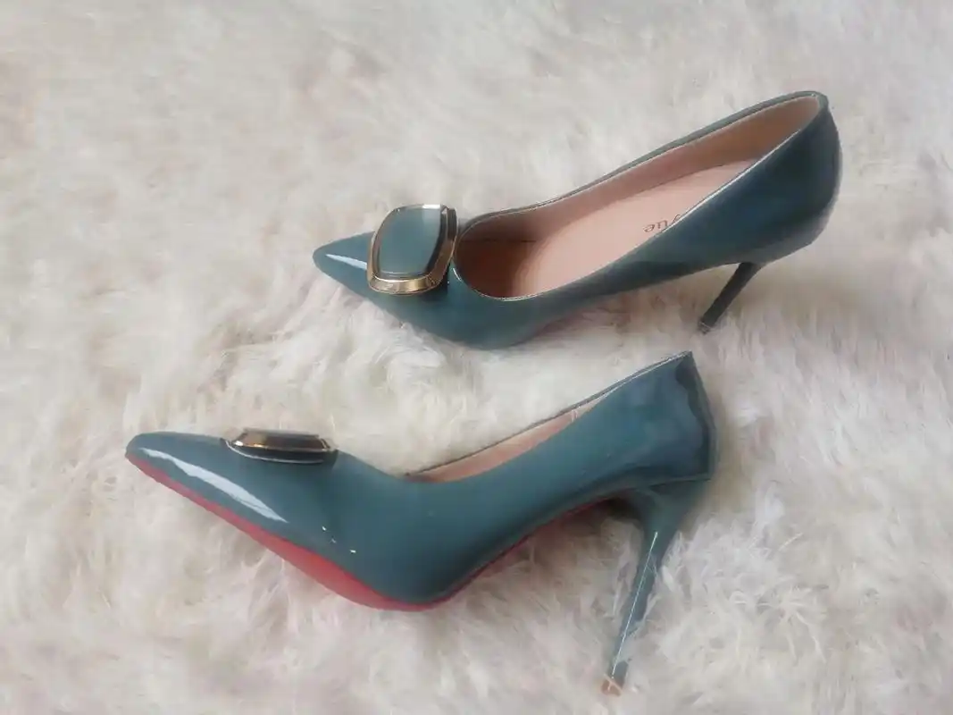 绿色高跟鞋,配上黑丝.昨天收到的绿色高跟鞋,配上黑丝,看看效 - 抖音