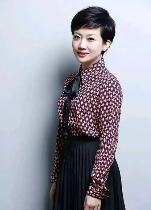 原创电视美女主持人王端端才华横溢她的爱情像风中摇曳的百合花