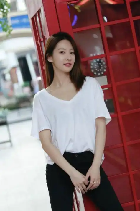 《你成功引起我的注意了》热播 余玥白t私服照素颜简单清丽