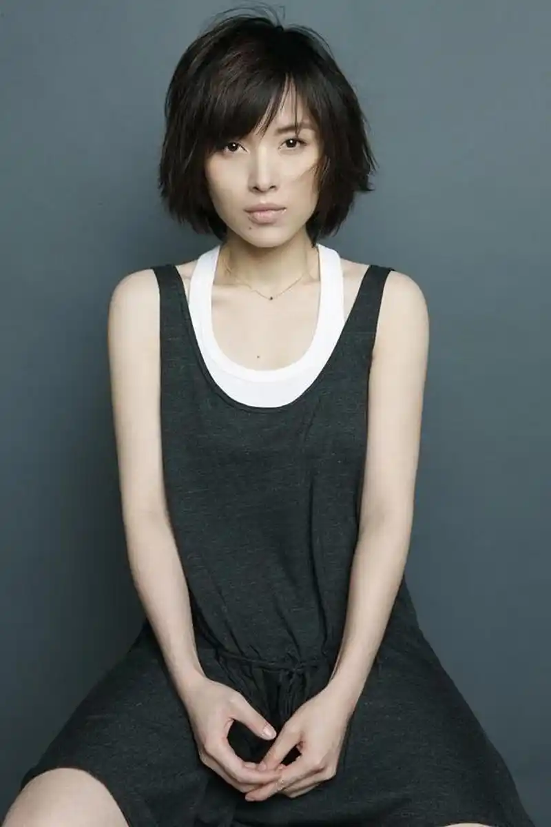 靳东妻子才44岁就满头白发?素颜穿黑衫,岁月不饶人啊!