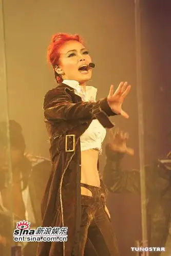 10月26日晚八时十五分,一连八场容祖儿演唱会于昨晚假红馆正式展开