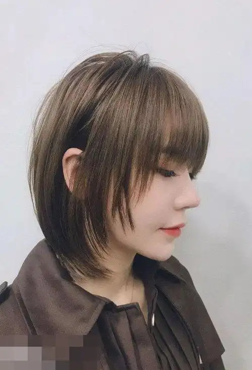 女生锡纸烫头发剪齐刘海发型女生中短锡纸烫头发,额头上方齐刘海部分