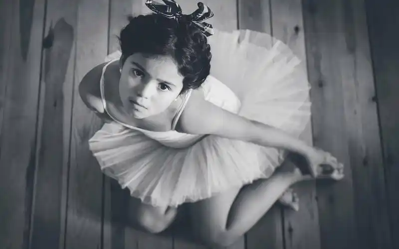 欧美可爱小女孩怀旧黑白照片电脑桌面壁纸高清