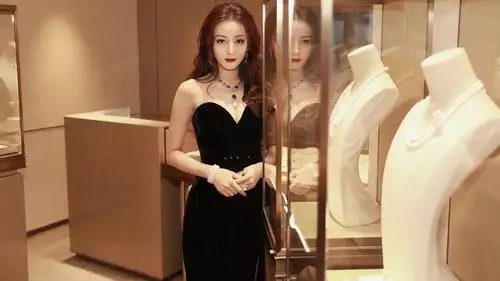 迪丽热巴黑色深v抹胸长裙性感写真