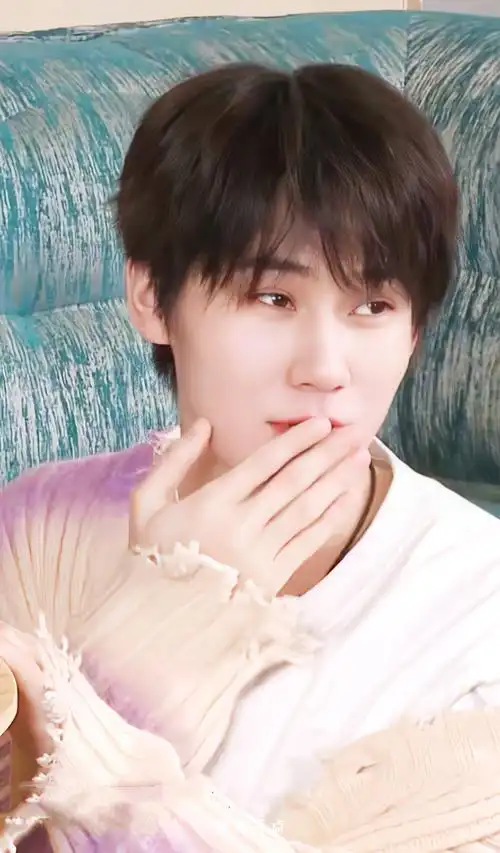 无所知我们真源笑起来是真正的治愈系天使@时代少年团-张真源#张真源