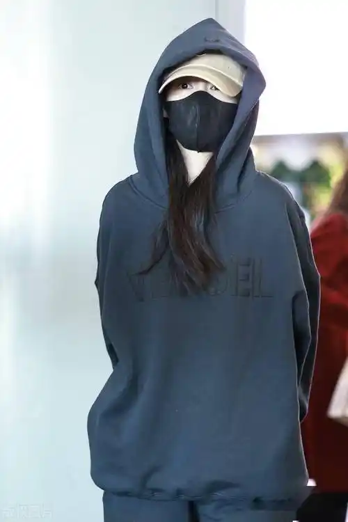 街拍:李沁深灰色连帽卫衣 卫裤 棒球帽休闲随性_机场_北京