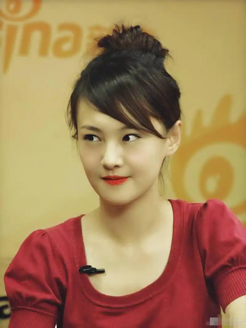 不过最让人难忘的就是刚刚出道时的她,郑爽刚刚出道时还是给人一种