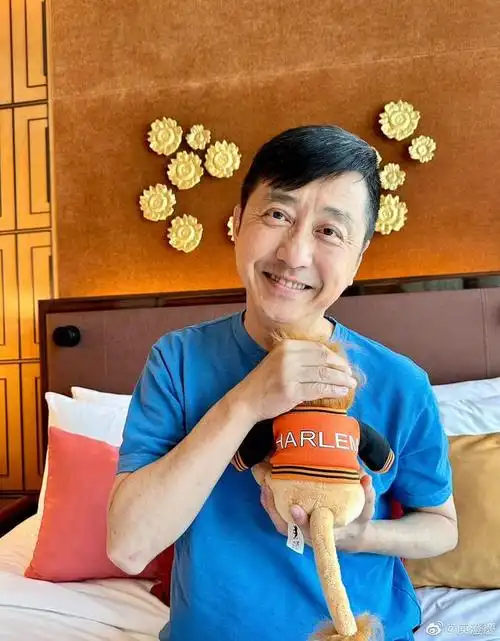 还记得在央视春晚与韩国流量明星李敏镐同台演唱《情非得已》的庾澄庆