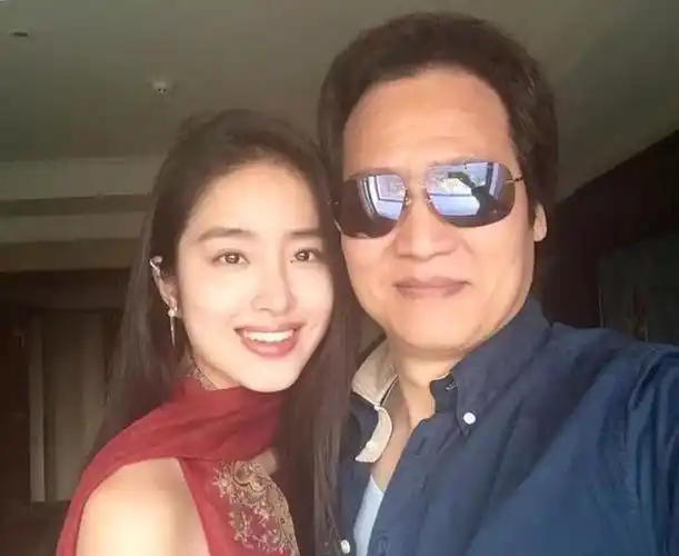 黄轩和他老婆结婚照(黄轩晒截图花式承认恋情)-天晟网