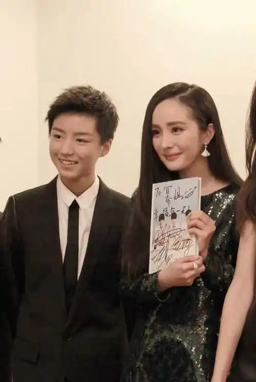 王俊凯塌房?曾遭素人实名举报,被曝与经纪人暧昧不清,杨幂躺枪