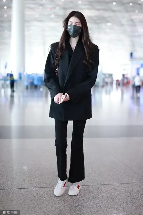 何穗街拍宽肩黑西装微喇裤小白鞋单肩包气场十足