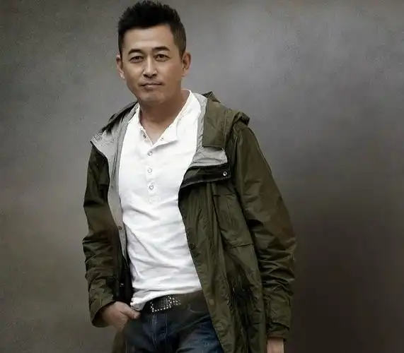 60后老干部,比张嘉译更早成名,现在老戏骨成配角