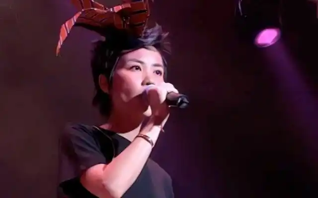 王菲《闷》,2002全面体演唱会 (日本武道馆)