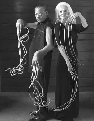 留了30年 加起来9米长最长女性指甲戏剧性折断