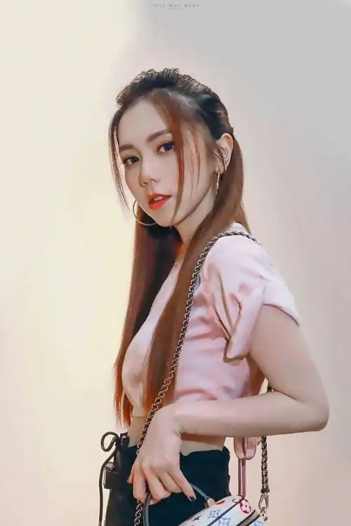 邓紫棋,晒素颜照曝光,被网友喷长得丑,整个人都变得不自信了