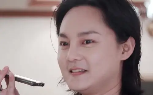 尹正近照脸部圆润似发面馒头脖子胖出几层游泳圈网友太辣眼