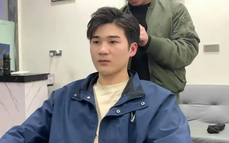 男生两边鬓角不推短的发型