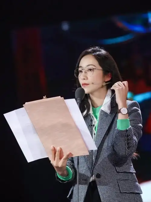 被37岁韩雪美到了,金边眼镜搭配格纹西装,优雅又高级!