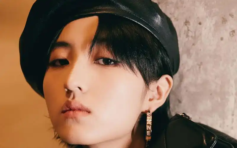 张子枫酷飒黑色系高清桌面壁纸