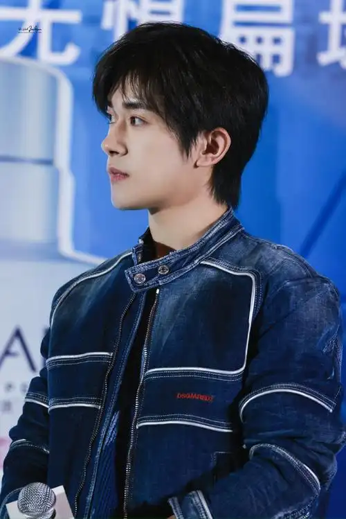 易烊千玺破洞针织内搭#好可爱啊,这么又厚又硬的牛仔服被穿这么好看